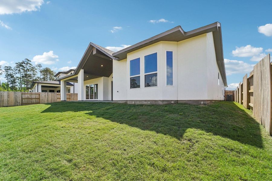 Exterior details and patio area of a home in Evergreen 70', Conroe (Image 18).