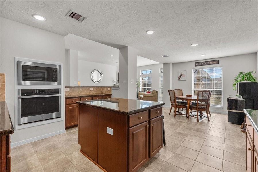 Chef's eat-in island kitchen features 42" cabinets with crown molding, granite countertops, stainless steel appliances and a breakfast bar Chef's eat-in island kitchen features 42" cabinets with crown molding, granite countertops, stainless steel appliances and a breakfast bar
