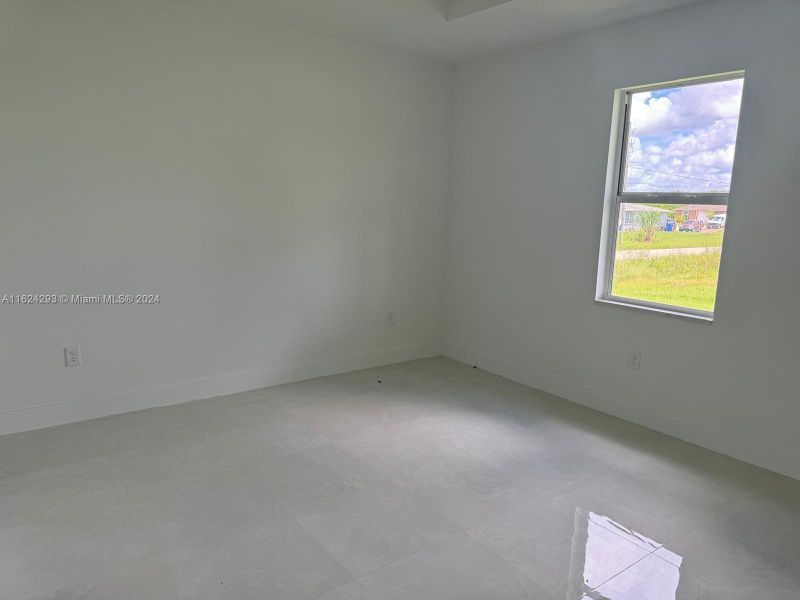 Spacious, unfurnished interior of a new home in , Lehigh Acres (Image 4).