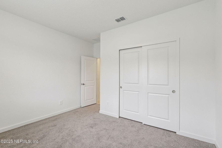 Spacious, unfurnished interior of a new home in Azalea Creek, Jacksonville (Image 18).