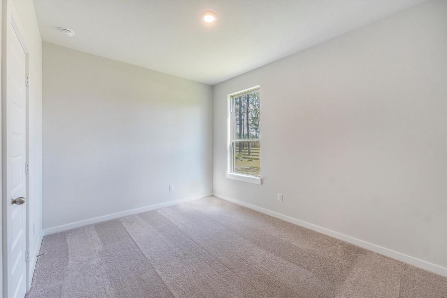 Spacious, unfurnished interior of a new home in Deer Pines, Conroe (Image 28).