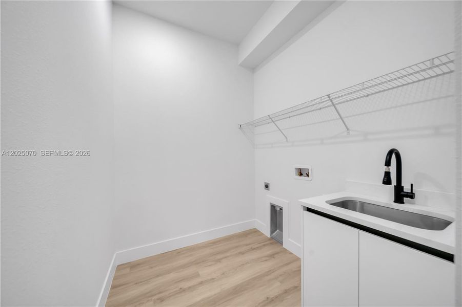 Spacious, unfurnished interior of a new home in , North Port (Image 30).