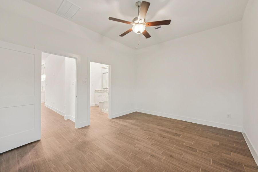 Spacious, unfurnished interior of a new home in Kresston 50's, Montgomery (Image 25).