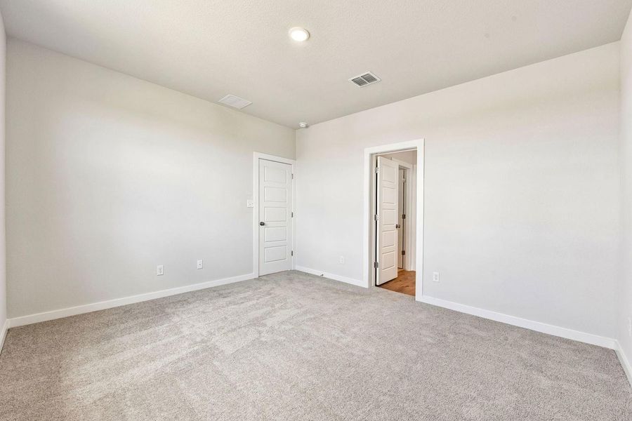 Spacious, unfurnished interior of a new home in Cloverleaf, Austin (Image 19).