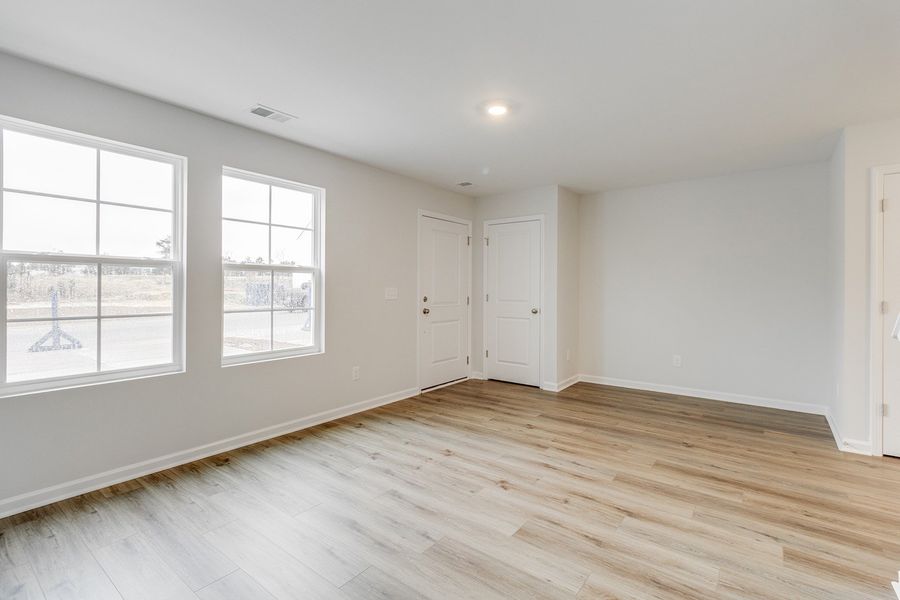 Spacious, unfurnished interior of a new home in Astoria, Columbia (Image 13).