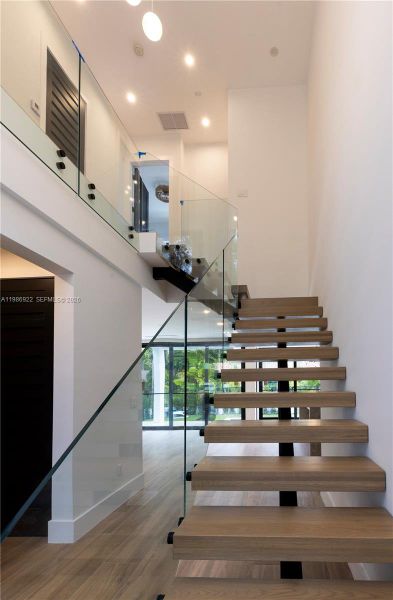 Spacious, unfurnished interior of a new home in , Coral Gables (Image 23).