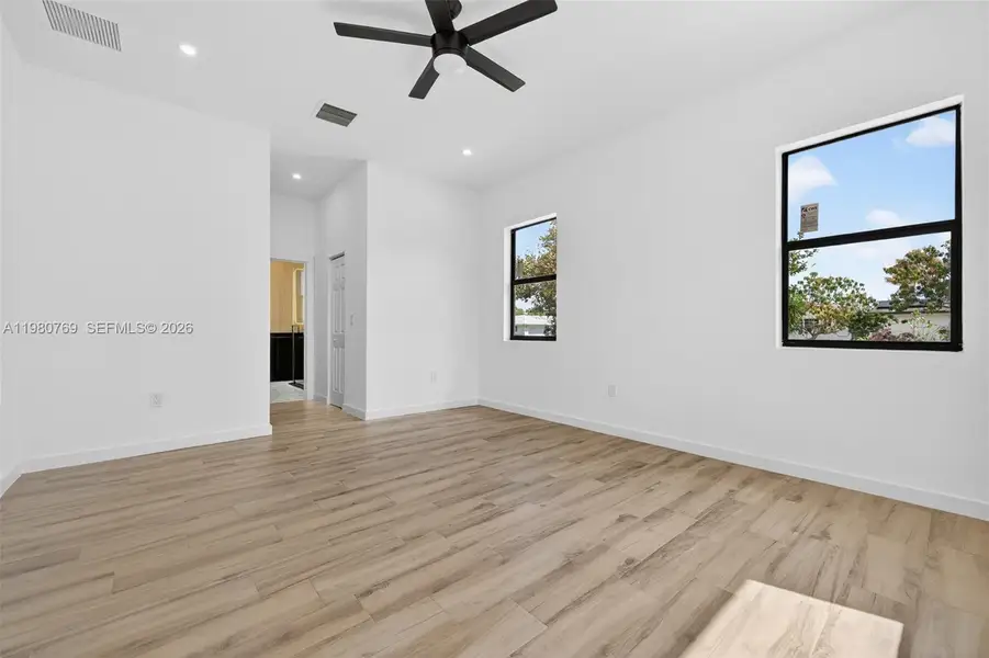 Spacious, unfurnished interior of a new home in , Fort Lauderdale (Image 26).