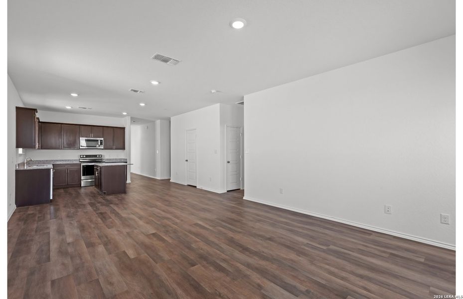 Spacious, unfurnished interior of a new home in Meadows at Clear Springs, New Braunfels (Image 13).