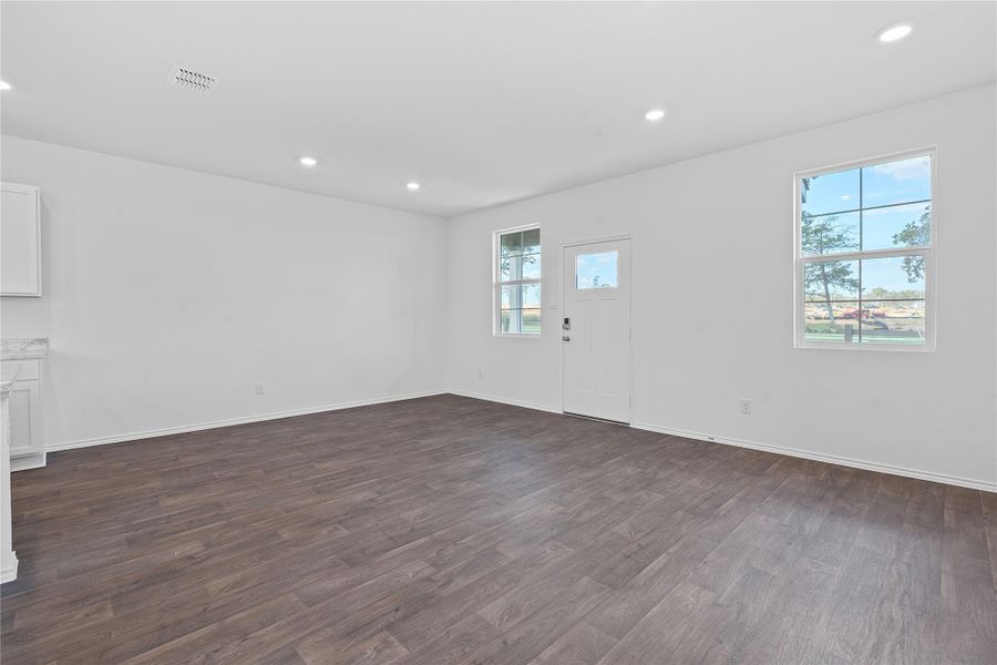 Spacious, unfurnished interior of a new home in Valverde, Bastrop (Image 27).