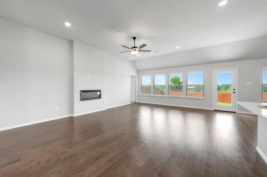 Spacious, unfurnished interior of a new home in Sanderos, Fort Worth (Image 33).