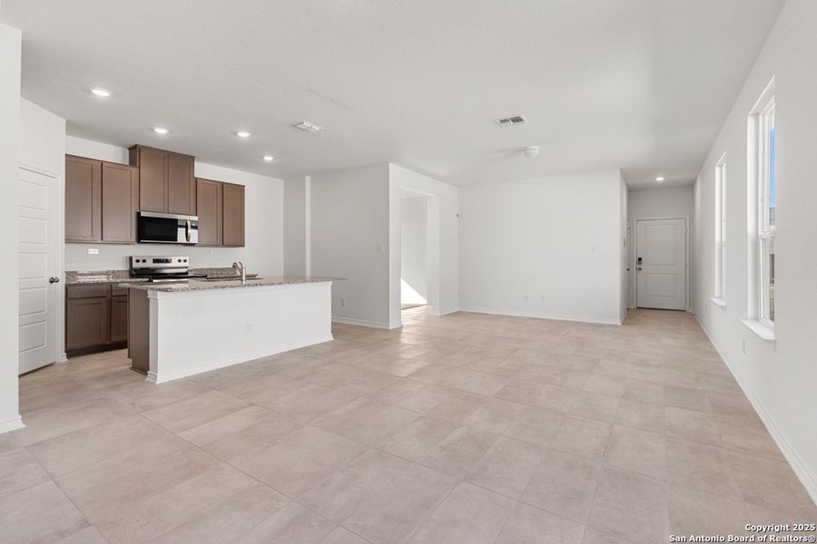 Spacious, unfurnished interior of a new home in Spanish Trails, San Antonio (Image 6).