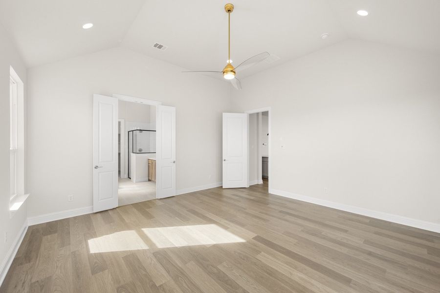 Spacious, unfurnished interior of a new home in Bull Hide Estates, Hewitt (Image 31).