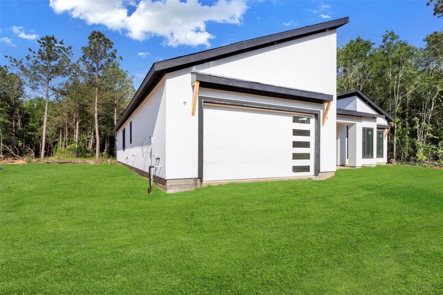 Left side view showing cusm garage doors. Left side view showing cusm garage doors.