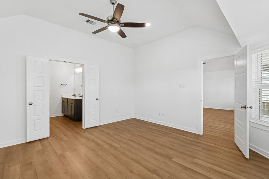 Spacious, unfurnished interior of a new home in Ambrose, La Marque (Image 13).