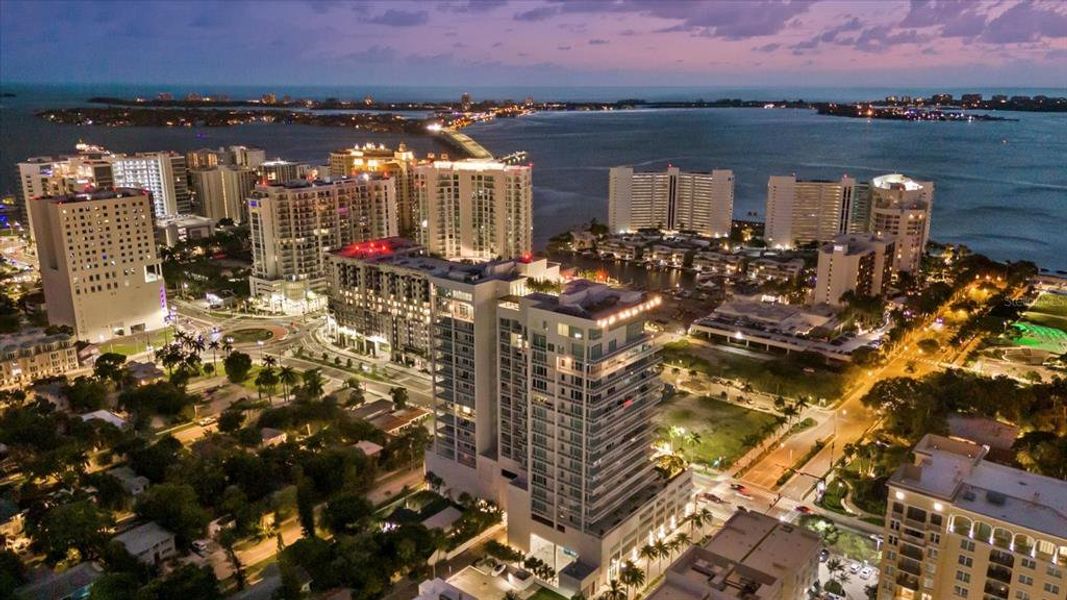 Condo located in Sarasota, FL showcasing its design and architecture (Image 6).