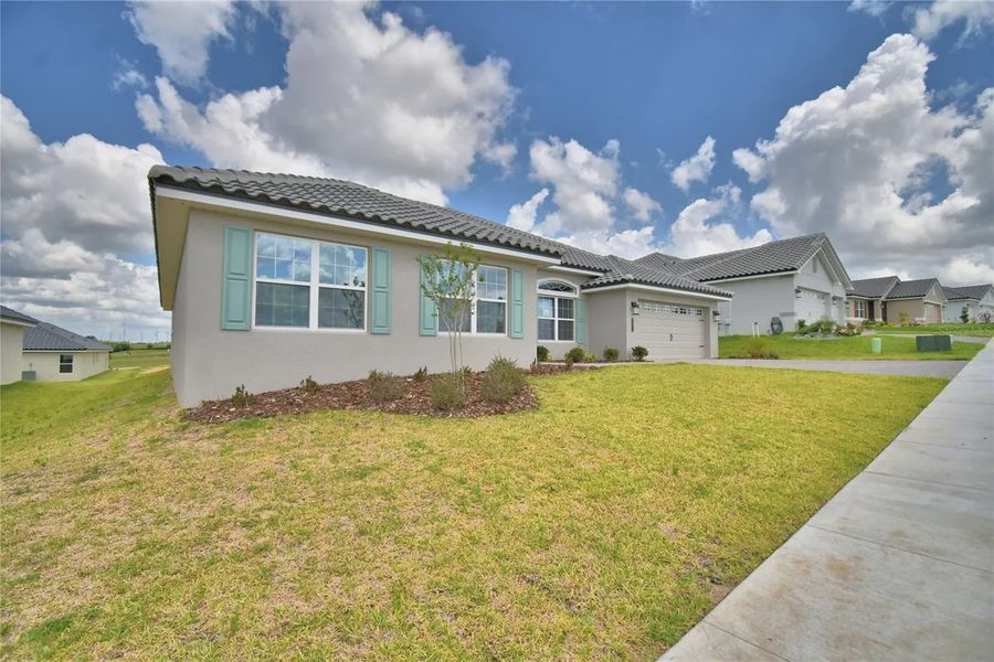 Exterior details and patio area of a home in Lake Juliana Estates, Auburndale (Image 3).