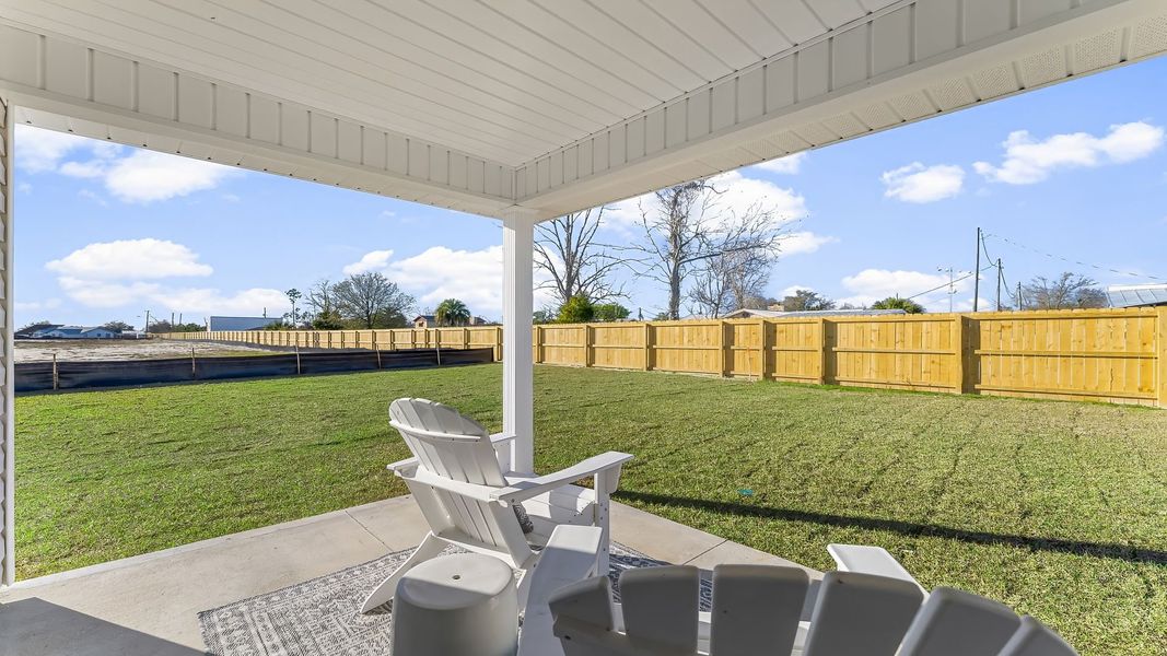 Exterior details and patio area of a home in Park Place, Panama City (Image 24).