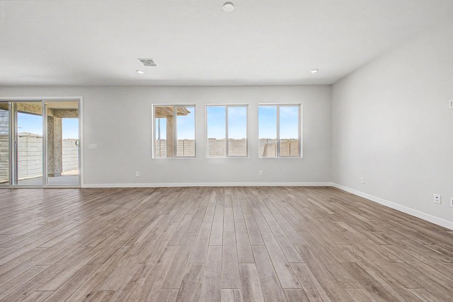 Spacious, unfurnished interior of a new home in Citrus Park, Goodyear (Image 8).