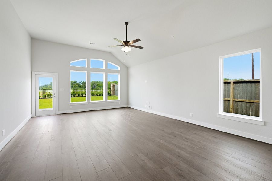 Spacious, unfurnished interior of a new home in Ashland, Angleton (Image 41).