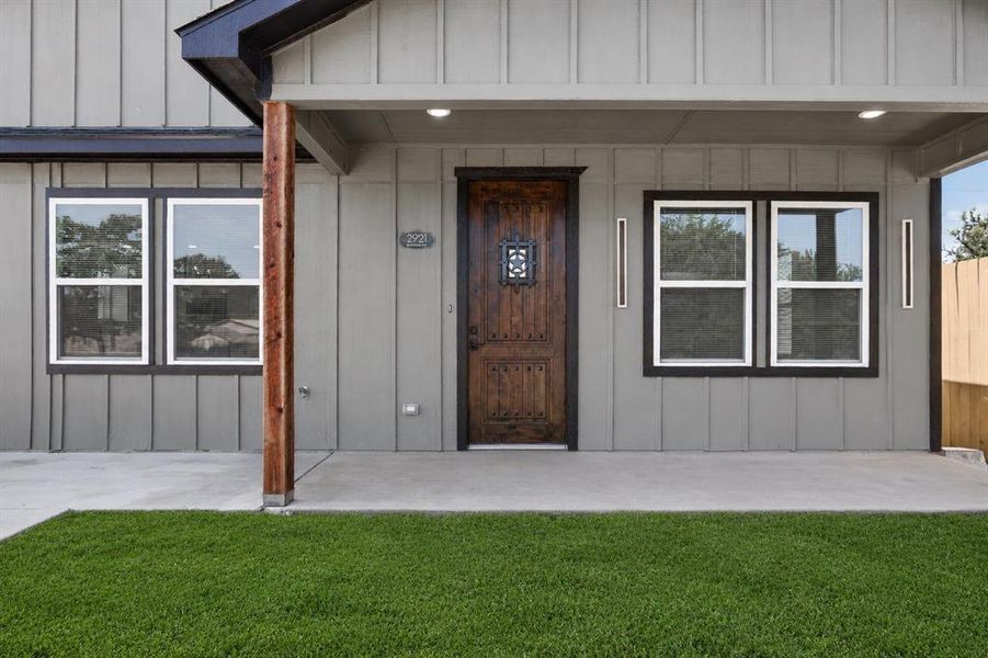 Exterior details and patio area of a home in , Granbury (Image 3).