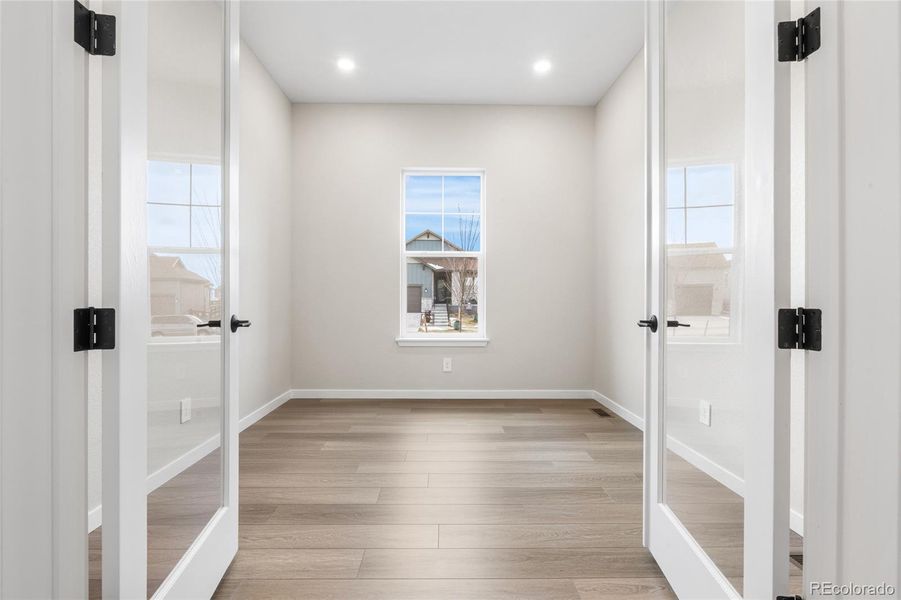 Spacious, unfurnished interior of a new home in Hilltop at Inspiration, Aurora (Image 23).