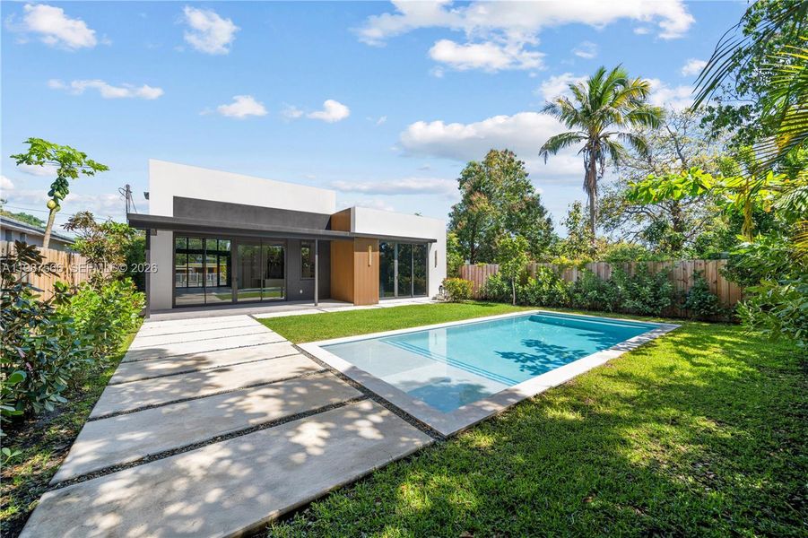Exterior details and patio area of a home in , Miami (Image 26).