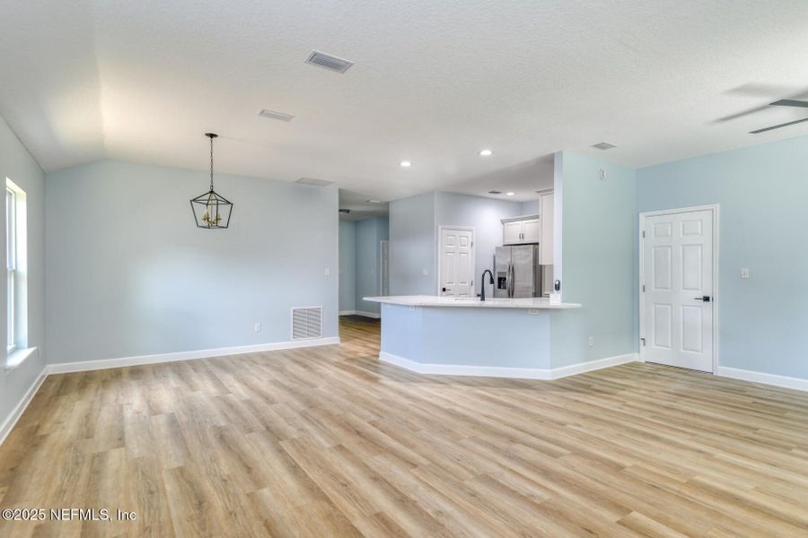 Spacious, unfurnished interior of a new home in , Palatka (Image 12).