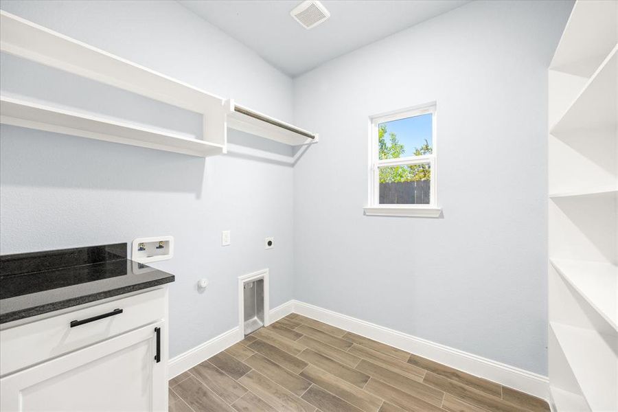 Spacious, unfurnished interior of a new home in , Granbury (Image 14).