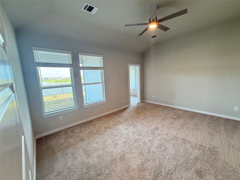 Spacious, unfurnished interior of a new home in Huntington Place, Rosharon (Image 6).