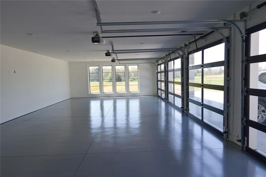 Spacious, unfurnished interior of a new home in , Bishop (Image 17).