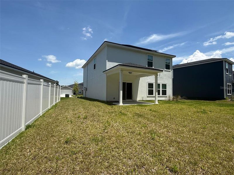 Exterior details and patio area of a home in Dunns Crossing, Jacksonville (Image 17).