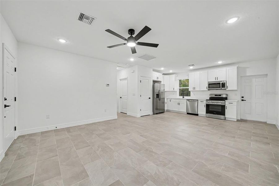 Spacious, unfurnished interior of a new home in , Avon Park (Image 17).