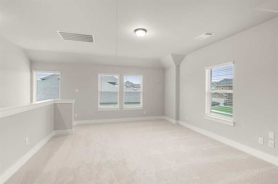 Spacious, unfurnished interior of a new home in Llano Springs, Fort Worth (Image 24).