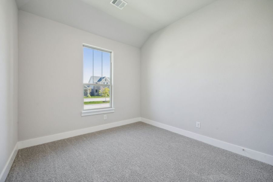 Spacious, unfurnished interior of a new home in Dove Hollow, Waxahachie (Image 25).