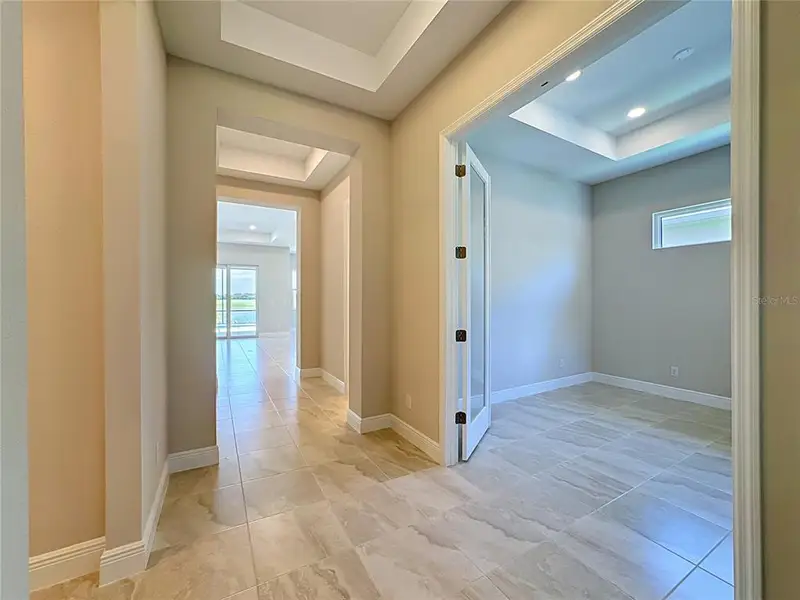 Spacious, unfurnished interior of a new home in Watercolor Place, Bradenton (Image 44).