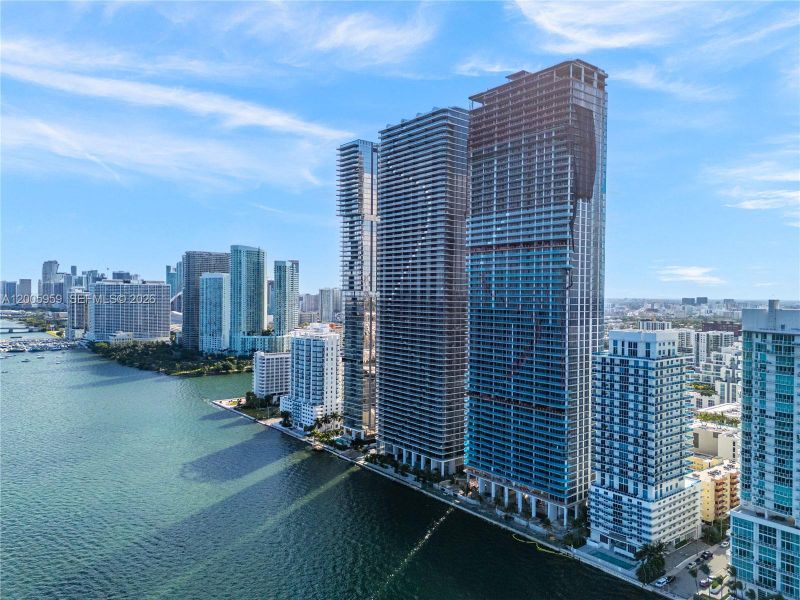 Condo located in Miami, FL showcasing its design and architecture (Image 4).