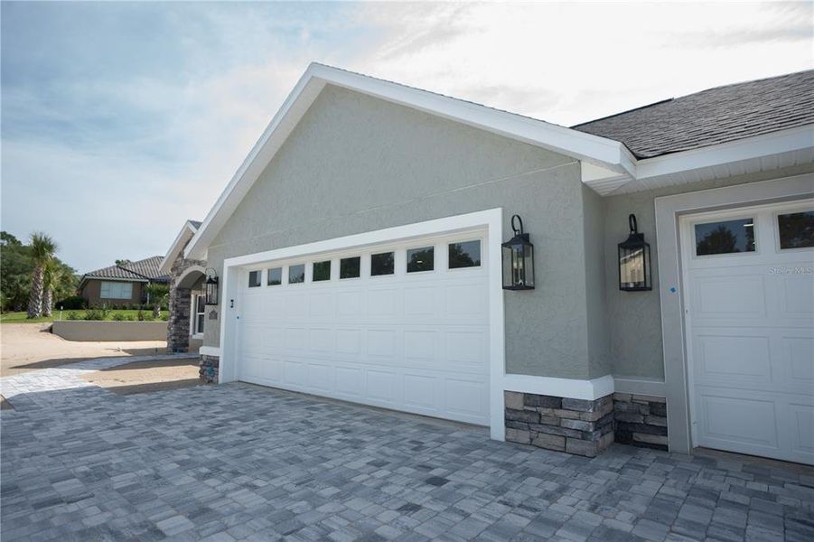 Exterior details and patio area of a home in , Dunnellon (Image 4).