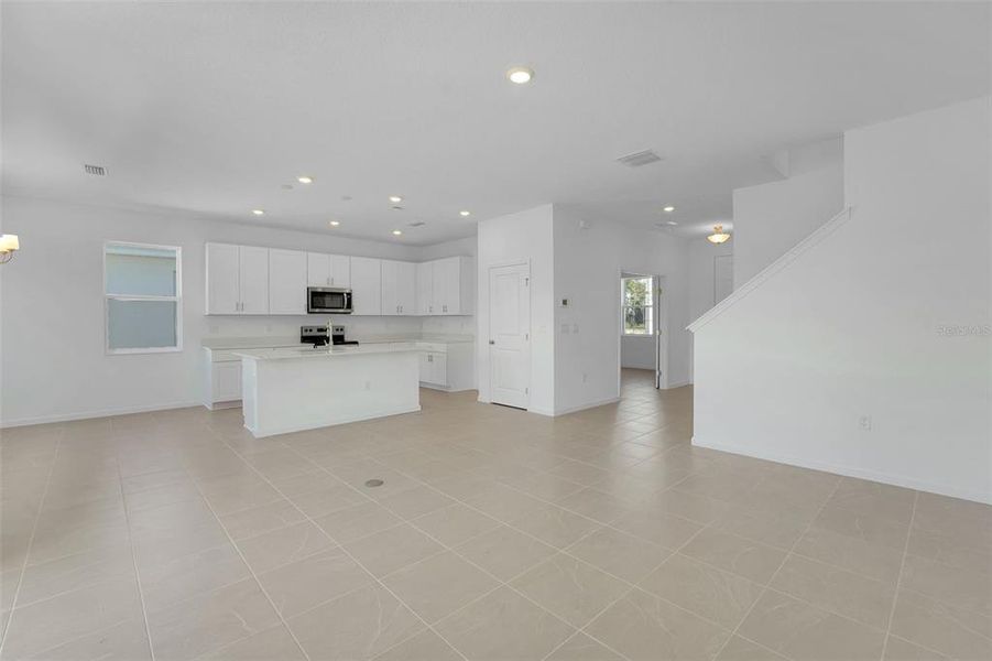 Spacious, unfurnished interior of a new home in Willowbrook North, Winter Haven (Image 39).