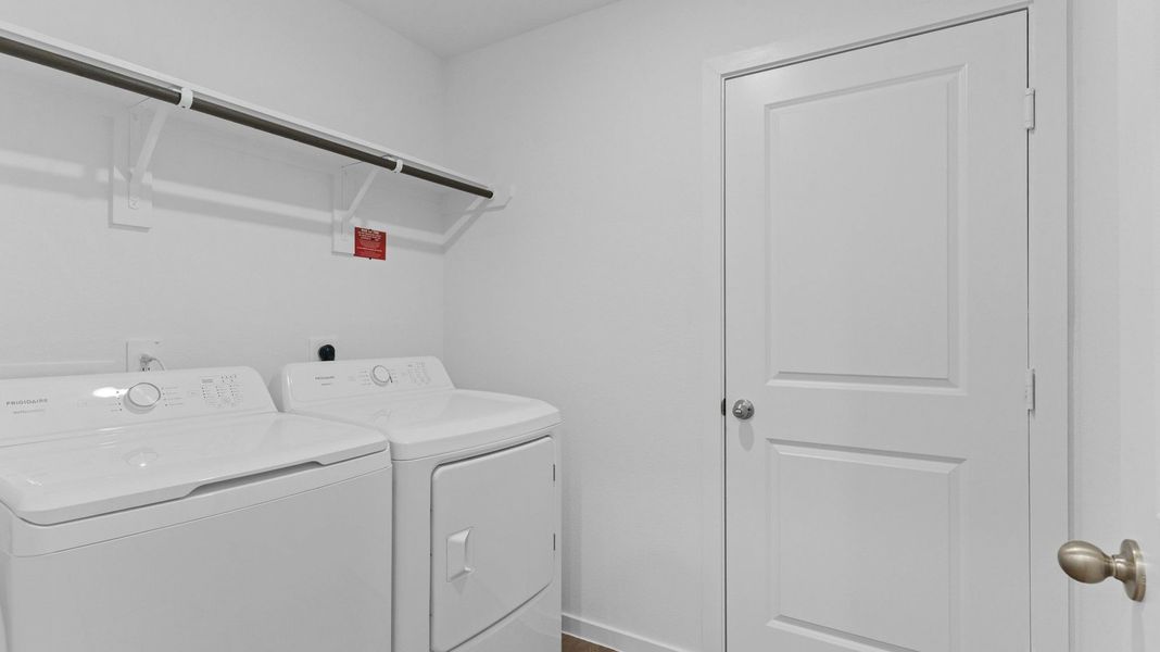 Representative furnished interior of a home built from the ESTERO by D.R. Horton in Canterra Creek 45' and 50' Homesites, Iowa Colony (Image 9).