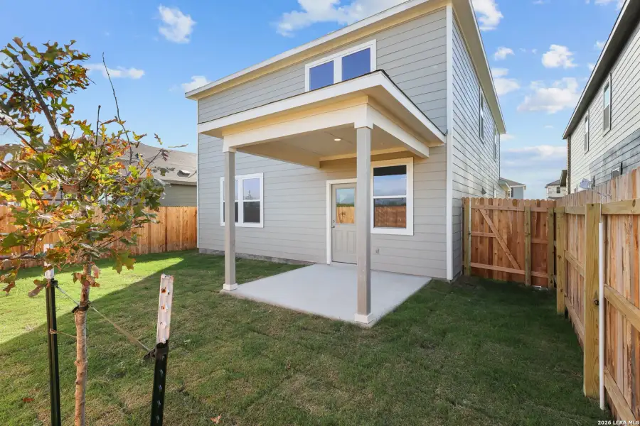 Exterior details and patio area of a home in Summerlin, San Antonio (Image 18).