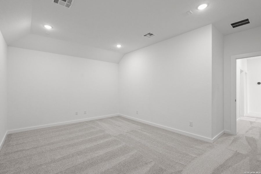 Spacious, unfurnished interior of a new home in Sunflower Ridge, New Braunfels (Image 22).