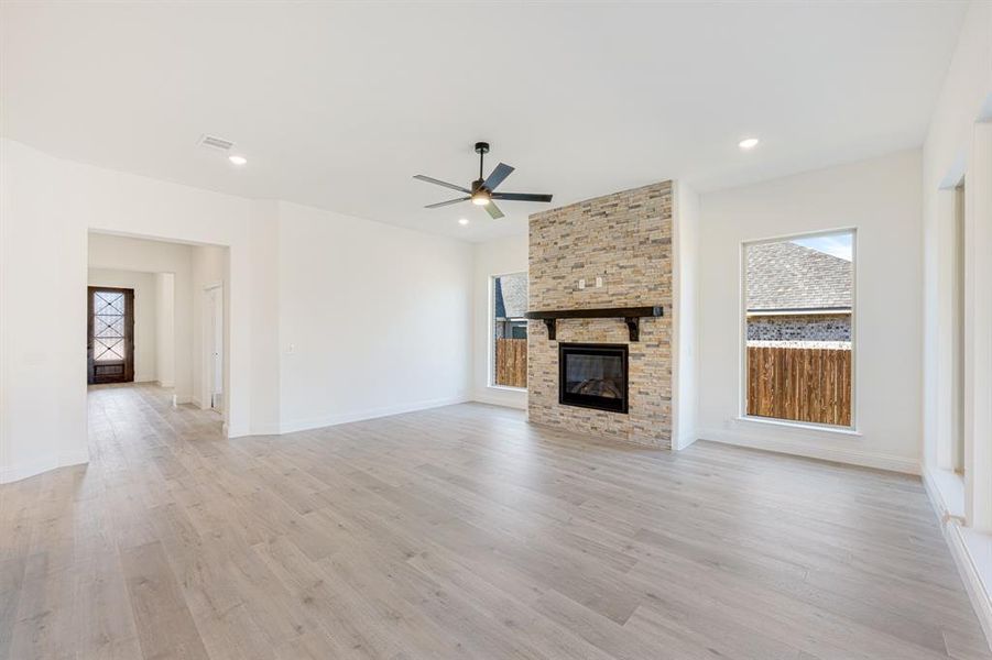 Spacious, unfurnished interior of a new home in Maplewood, Glenn Heights (Image 27).