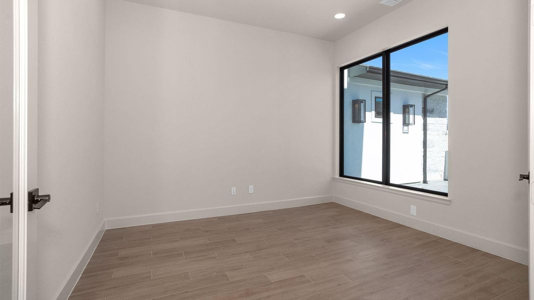 Spacious, unfurnished interior of a new home in Sienna, Missouri City (Image 11).