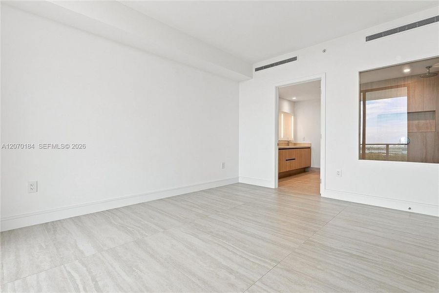 Spacious, unfurnished interior of a new home in , Miami (Image 34).