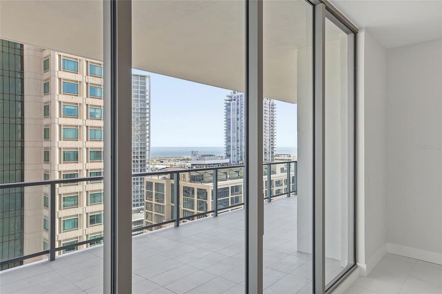 Condo located in St. Petersburg, FL showcasing its design and architecture (Image 53).