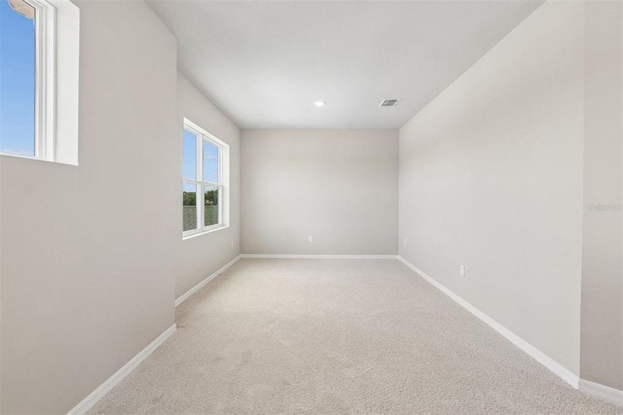 Spacious, unfurnished interior of a new home in Eastlyn, Bradenton (Image 15).