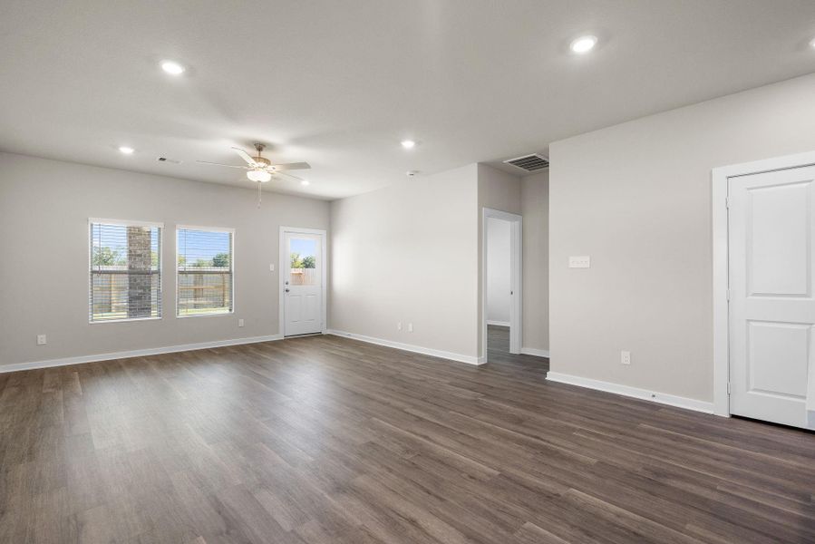 Spacious, unfurnished interior of a new home in Creekhaven, Rosharon (Image 12).