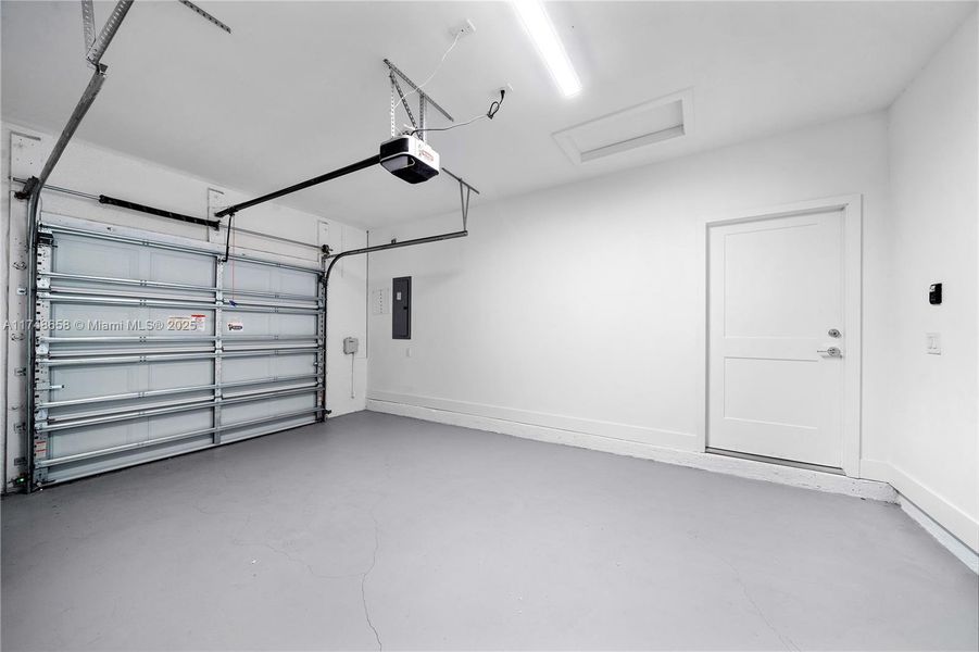 Spacious, unfurnished interior of a new home in , Fort Myers (Image 16).