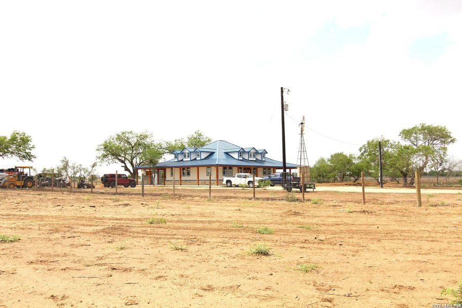 Community amenities in , Floresville (Image 37).