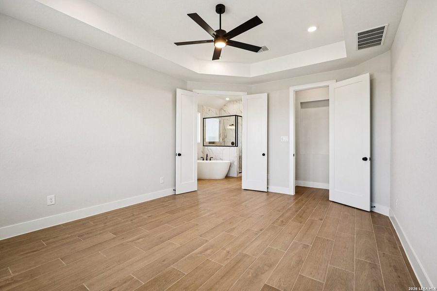 Spacious, unfurnished interior of a new home in Meyer Ranch, New Braunfels (Image 23).